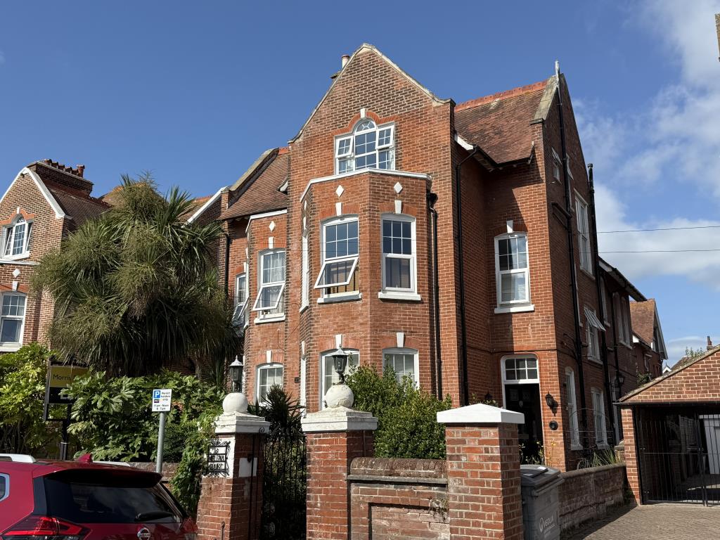 Lot: 1 - SUBSTANTIAL FREEHOLD INVESTMENT COMPRISING ELEVEN FLATS - Detached property with brick exterior